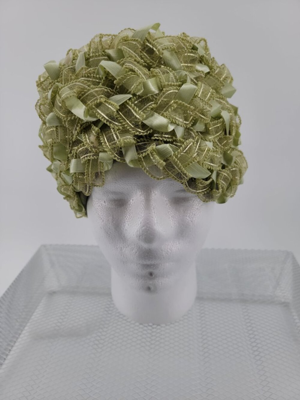 Vintage L.S. Ayres Indianapolis Green Ribbon Cloche Hat 1960s Derby Pillbox Hat - Picture 6 of 10